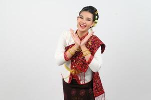 asiatisch ziemlich Frau im nordöstlich Kleid Stand im schön thailändisch tanzen foto