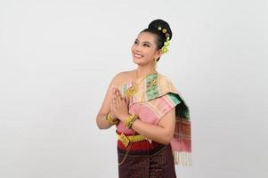 Porträt von ziemlich Frau im thailändisch traditionell Kleidung schön Stehen posieren foto