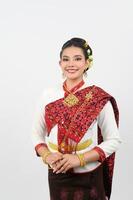 Porträt von schön thailändisch Frau im traditionell Kleidung posieren Zahlen Respekt foto