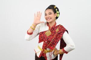 Porträt von schön thailändisch Frau im traditionell Kleidung Stehen posieren foto