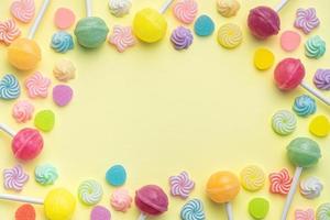Süss Lutscher und Süßigkeiten auf Gelb Hintergrund foto