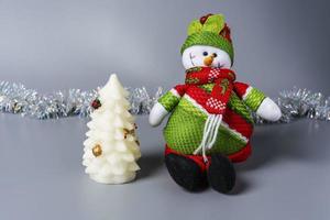 Weihnachten Komposition von ein Schneemann und ein Weihnachten Baum, Weihnachten Dekor foto