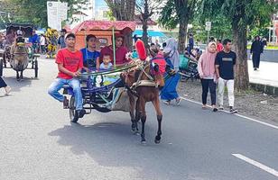 Surakarta, Indonesien, Januar 8, 2023 dokar Wisata oder Streitwagen Spritztour im Sonntag Auto kostenlos Tag surakarta foto