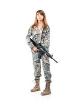 Soldat jung schön Mädchen gekleidet im ein tarnen mit ein Gewehr im seine Hand auf Weiß foto