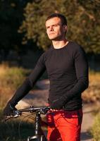 Berg Fahrrad Radfahrer Reiten beim Sonnenaufgang gesund Lebensstil tun Sport foto