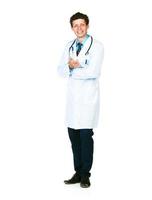 voll Länge Porträt von das lächelnd Arzt Stehen auf ein Weiß foto