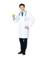 Porträt von ein lächelnd männlich Arzt halten Grün Apfel auf Weiß foto