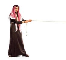 jung arabisch ziehen ein Seil isoliert auf Weiß foto