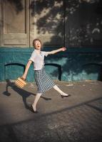 komisch Mädchen Schüler mit Bücher im Brille und ein Jahrgang Kleid foto