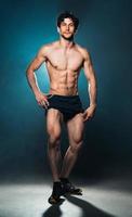 sportlich attraktiv Mann nach Fitness trainieren auf das Blau foto