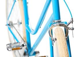 stilvoll Damen Blau Fahrrad isoliert auf Weiß foto
