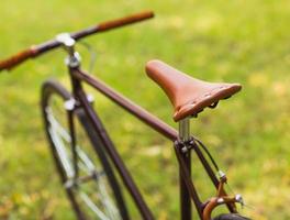 stilvoll Fahrrad auf Gras foto