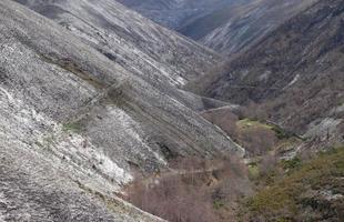 Berge nach einem Brand ihrer Vegetation beraubt foto