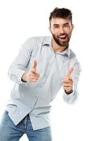 ein jung bärtig Mann lächelnd mit ein Finger oben isoliert auf Weiß foto