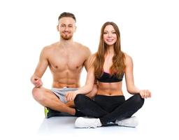 sportlich Paar - - Mann und Frau üben Yoga foto