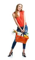 glücklich Frau halten ein Korb voll von gesund Lebensmittel. Einkaufen foto
