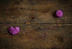 lila Herz geformt Nähen Faden zum Valentinsgrüße Tag foto
