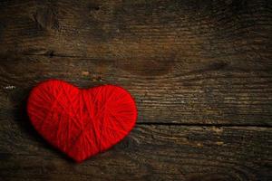 rot Herz geformt Nähen Faden zum Valentinsgrüße Tag foto
