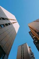 Flachwinkelansicht der Gebäudearchitektur in der Stadt Bilbao, Spanien