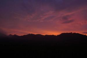 Berge und Himmel beim Sonnenuntergang foto