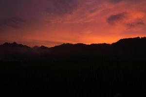 Berge und Himmel beim Sonnenuntergang foto