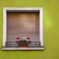 Fenster auf einer grünen Fassade des Gebäudes foto