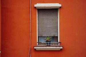 Fenster an der roten Fassade eines Hauses foto