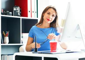 Medien Arbeiter Arbeiten beim das Zuhause Büro foto