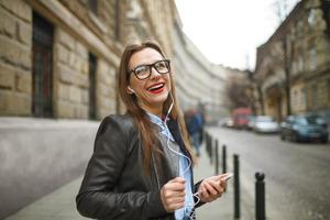 Geschäftsfrau Gehen Nieder das Straße während reden auf Clever Telefon foto