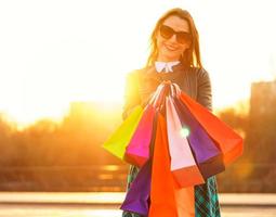 Frau halten ihr Einkaufen Taschen im ihr Hand foto