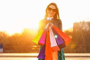 Frau halten ihr Einkaufen Taschen im ihr Hand foto