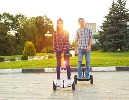 jung Paar Reiten Hoverboard - - elektrisch Roller, persönlich Öko Transport, Kreisel Roller, Clever Balance Rad foto