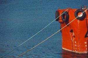 Schiff im Seehafen foto