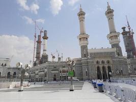 Mekka, Saudi Arabien, März 2023 - - ein schön Aussicht von das äußere Hof und Minarette von König fahd Tor Baby fahad beim Masjid al haram im Mekka. foto