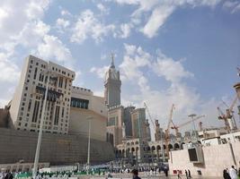 Mekka, Saudi Arabien, März 2023 - - ein schön tagsüber Aussicht von das Mekka Uhr Turm im Vorderseite von das großartig Moschee im Mekka, Saudi Arabien. foto