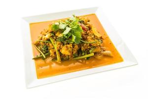 Gebratene Krabben mit Curry auf weißem Teller umrühren foto