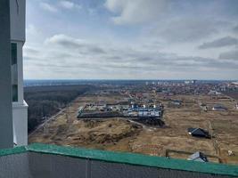 Panorama von das Stadt von das Höhe von ein mehrstöckig Gebäude foto