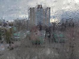 beschlagen Glas von das Verdunstung von Feuchtigkeit auf das Balkon foto