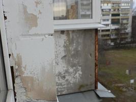 alt geknackt Balkon Geländer Platte im brauchen von Reparatur foto