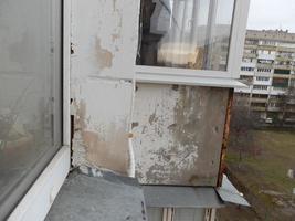 alt geknackt Balkon Geländer Platte im brauchen von Reparatur foto