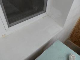 Erwärmen und Verkleidung mit Platten von ein Balkon im ein Wohnung Haus foto