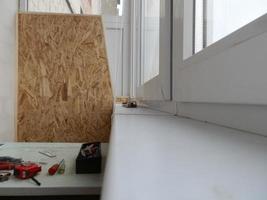 Erwärmen und Verkleidung mit Platten von ein Balkon im ein Wohnung Haus foto