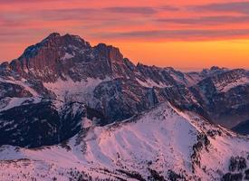 spektakulär Ansichten von das Berg Spitzen von das Dolomiten Alpen im Italien foto