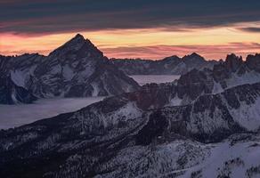 spektakulär Ansichten von das Berg Spitzen von das Dolomiten Alpen im Italien foto