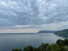 schwer grau Wolken Über Baikal See, Russland foto