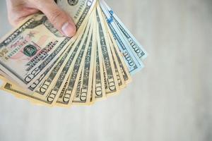 usd-währung, viele dollar-banknoten auf dem tisch platziert. der dollar ist die währung der usa, die verwendet wird, um zu wechseln, zu kaufen, zu verkaufen, zu akkumulieren und in die staatsbürger des vereinigten königreichs zu investieren. foto