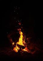 Feuer brennt beim Nacht im ein Tourist Lager foto