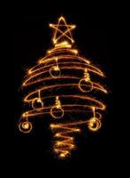 Weihnachtsbaum von Wunderkerze auf einem schwarzen gemacht foto