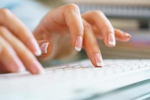 Frau Büro Arbeiter Tippen auf das Tastatur foto