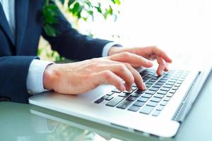 Männer Büro Arbeiter Tippen auf das Tastatur foto